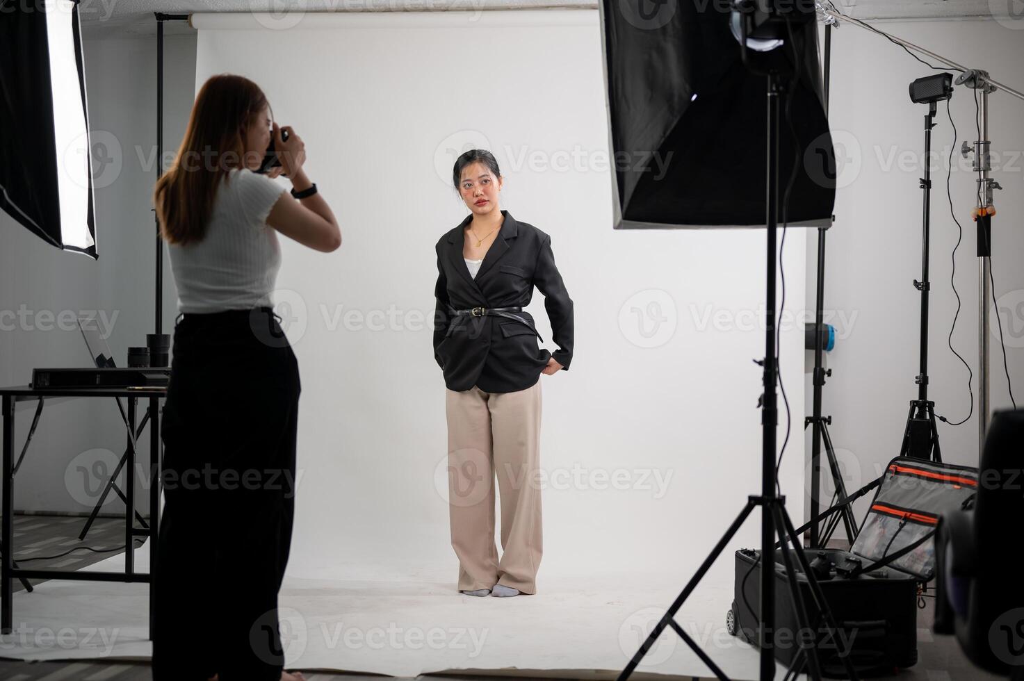 ett attraktiv asiatisk kvinna modell är Framställ för en fotograf i en modern mode studio. foto