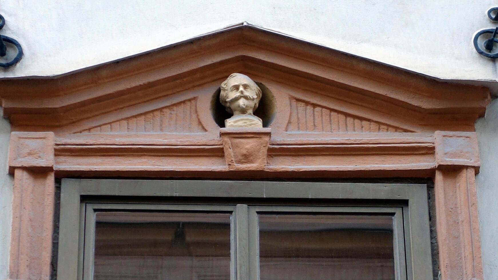 Fasad av en historisk byggnad i central stockholm. på de fönster du kan ser de huvuden av tecken från italiensk historia. foto