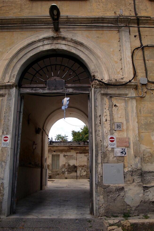 procida runt om de ö. bilder av grindar av några byggnader foto