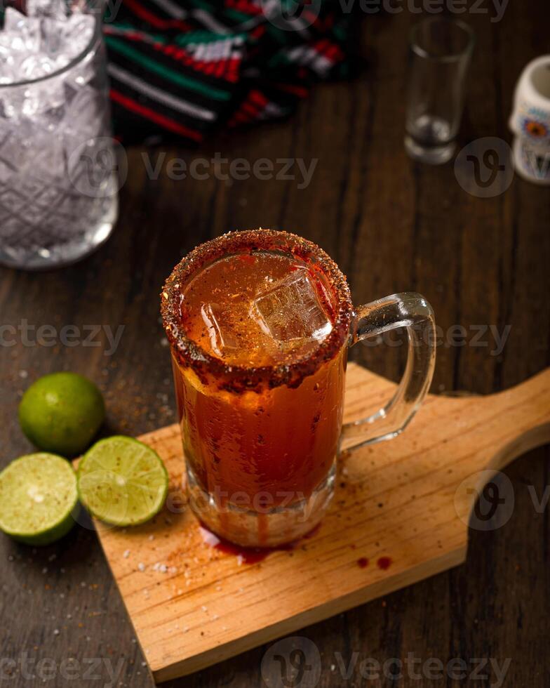 michelada, typisk mexikansk cocktail på en trä- tabell. cocktail baserad på öl. foto