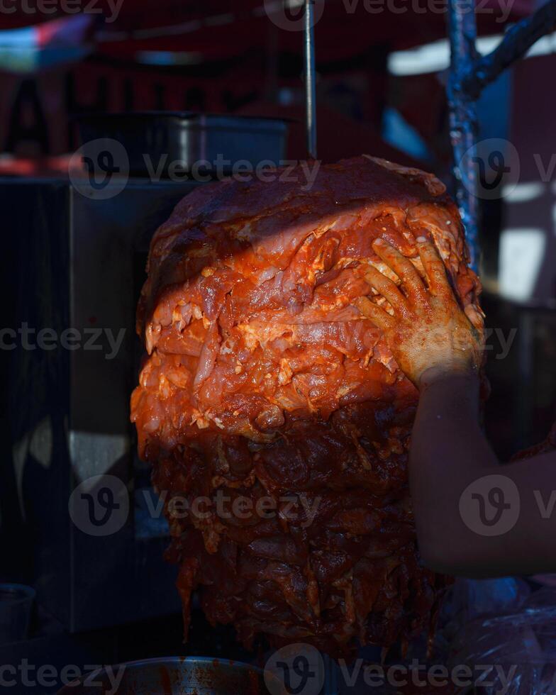 kött trompo för tacos al pastor. mexikansk gata mat. marinerad kött al pastor. foto