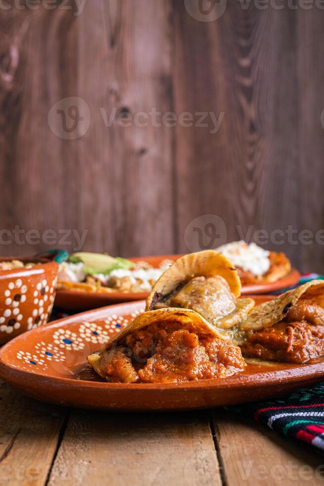 gorditas de chicharron i grön sås och röd sås. mexikansk mat. foto