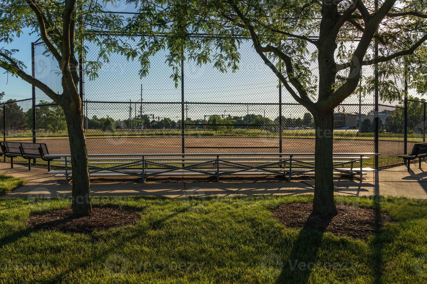 tidigt soluppgång på en baseboll fält i en kommunal parkera foto