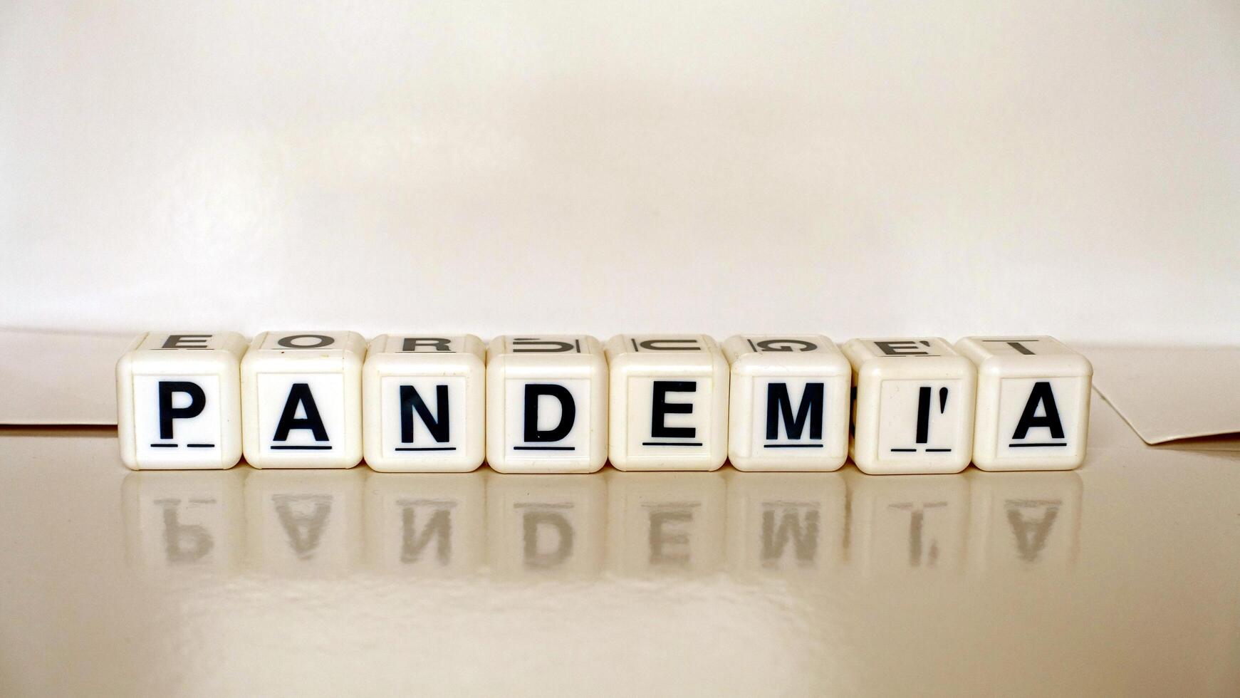 de ord pandemi i italienska, portugisiska och spanska. foto