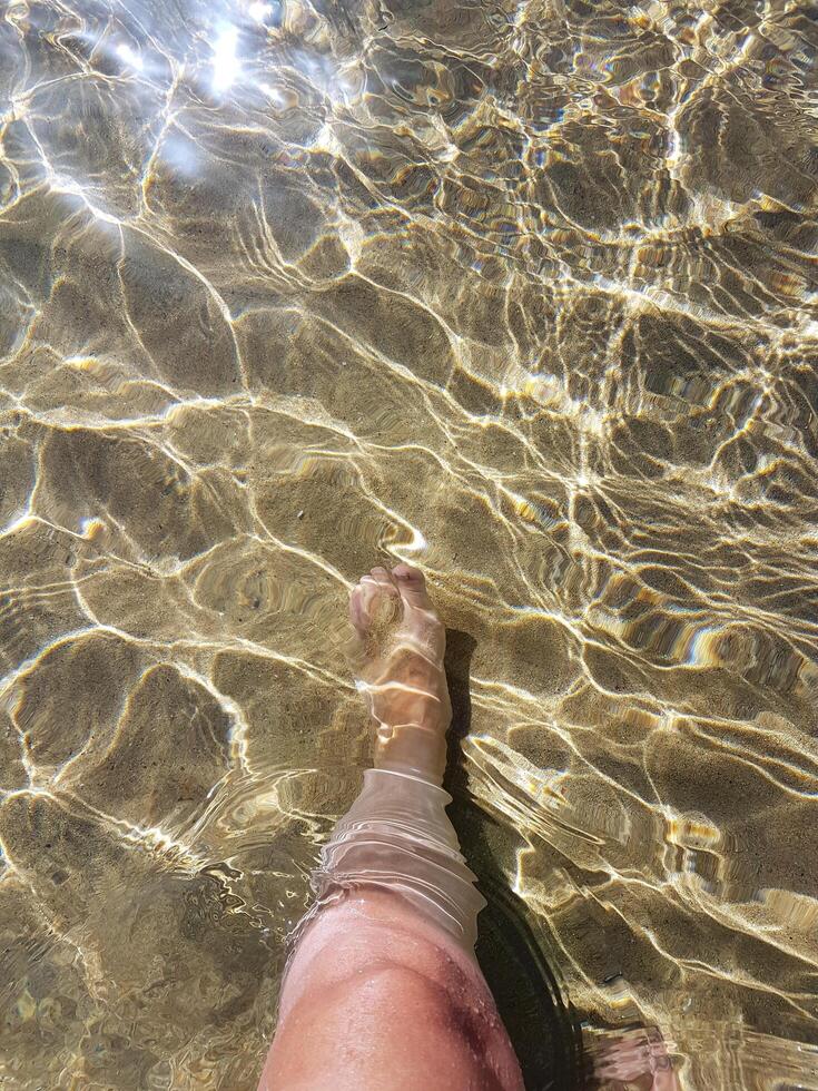 med din fötter i de hav vatten foto