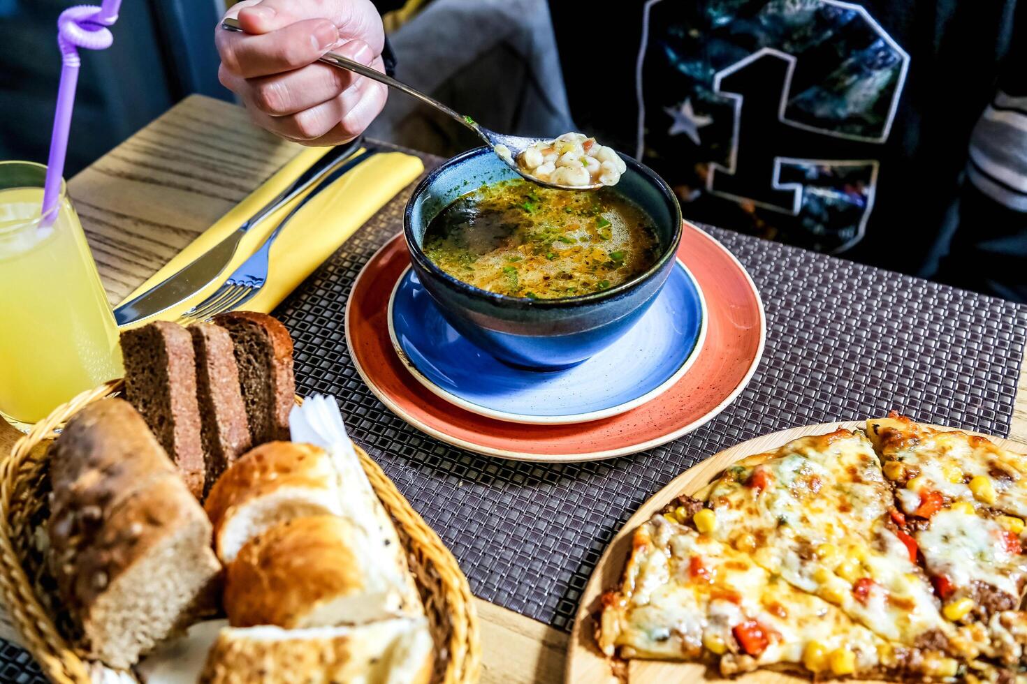 tabell uppsättning med plattor av mat och en skål av soppa foto