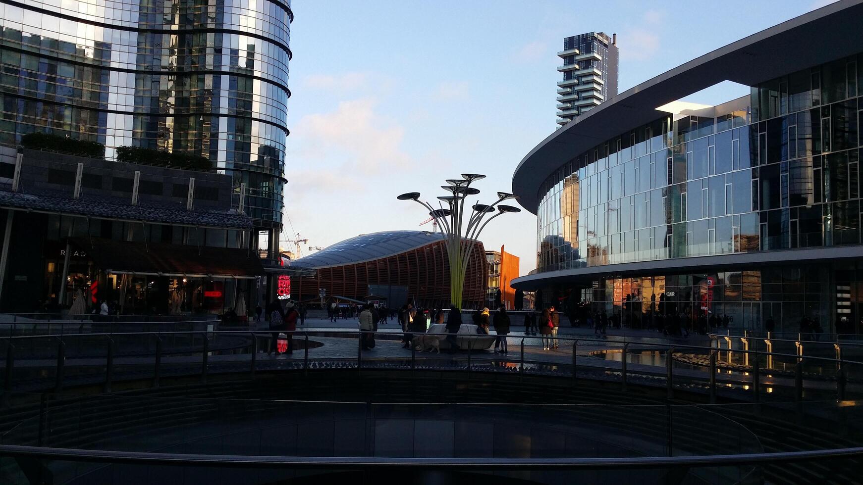 gående i de modern stad Centrum. foto