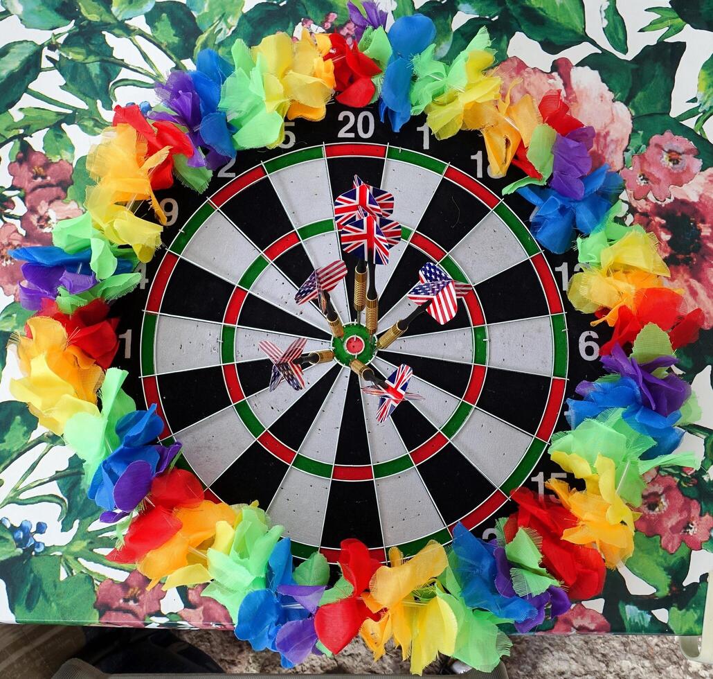 dartboard med en HBTQ färgad krans runt om den foto