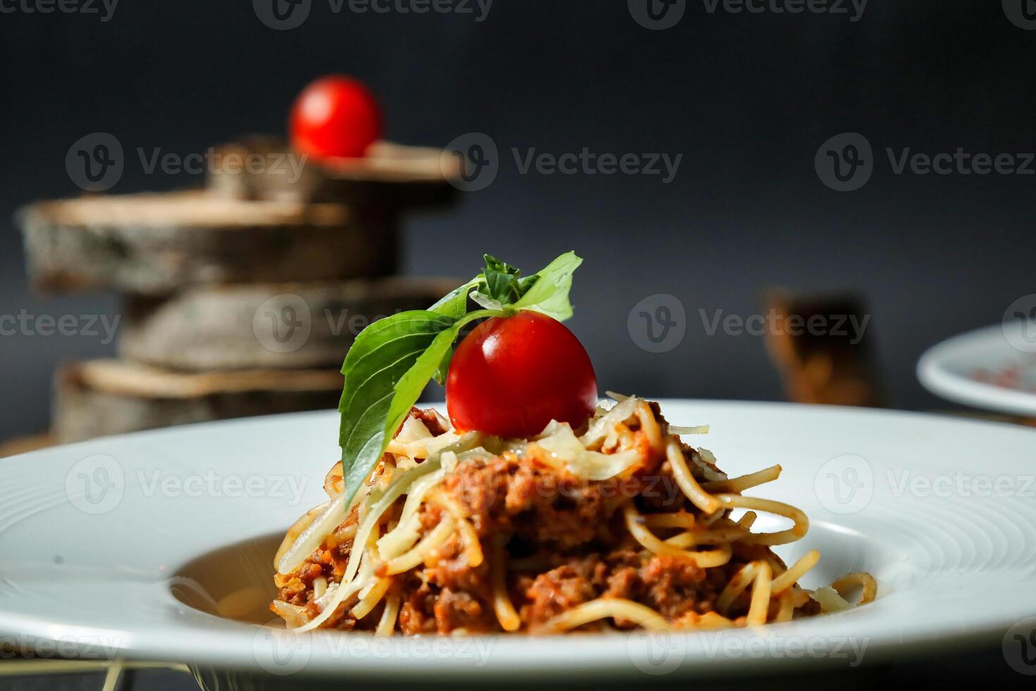 vit tallrik med spaghetti och körsbär garnering foto