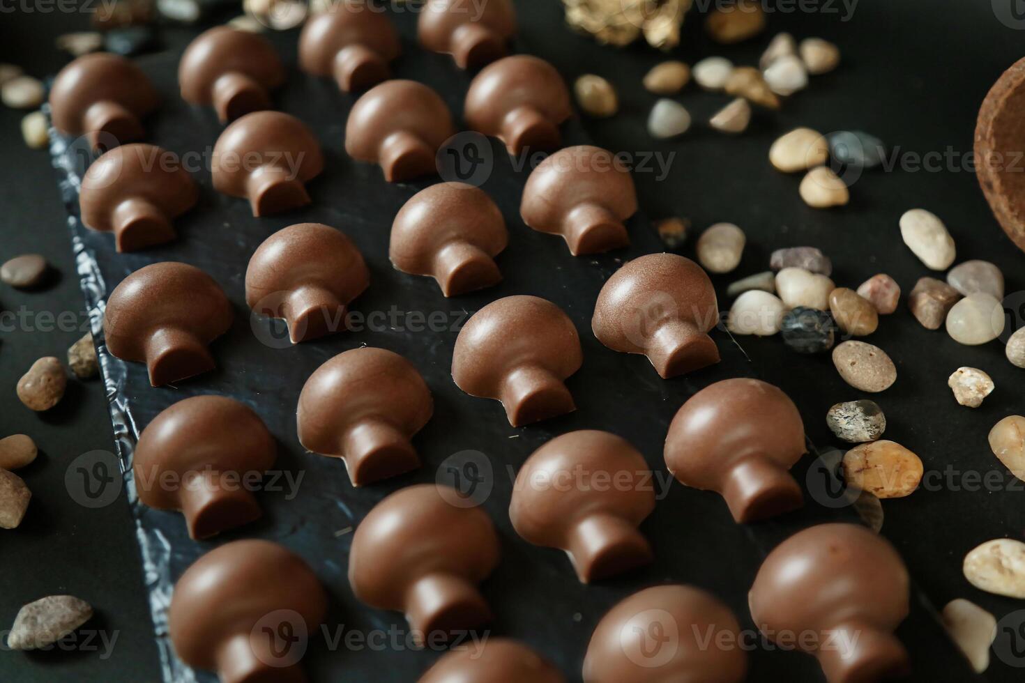 riklig choklad och nötter smycka ett utsökt tabell foto