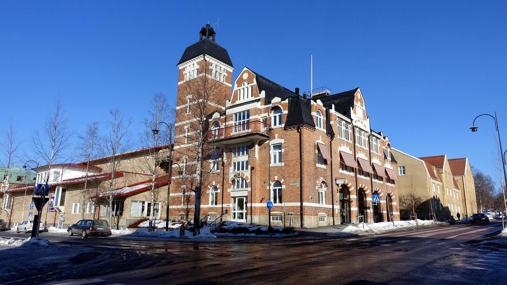 Östersund, Sverige, Mars 13, 2022 ett imponerande historisk byggnad i de stad Centrum under detta vinter. foto