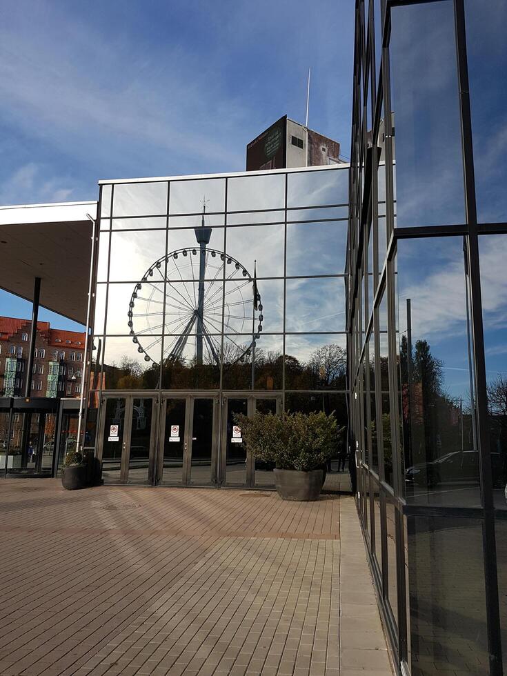 gående i de stad Centrum i sommar. foto