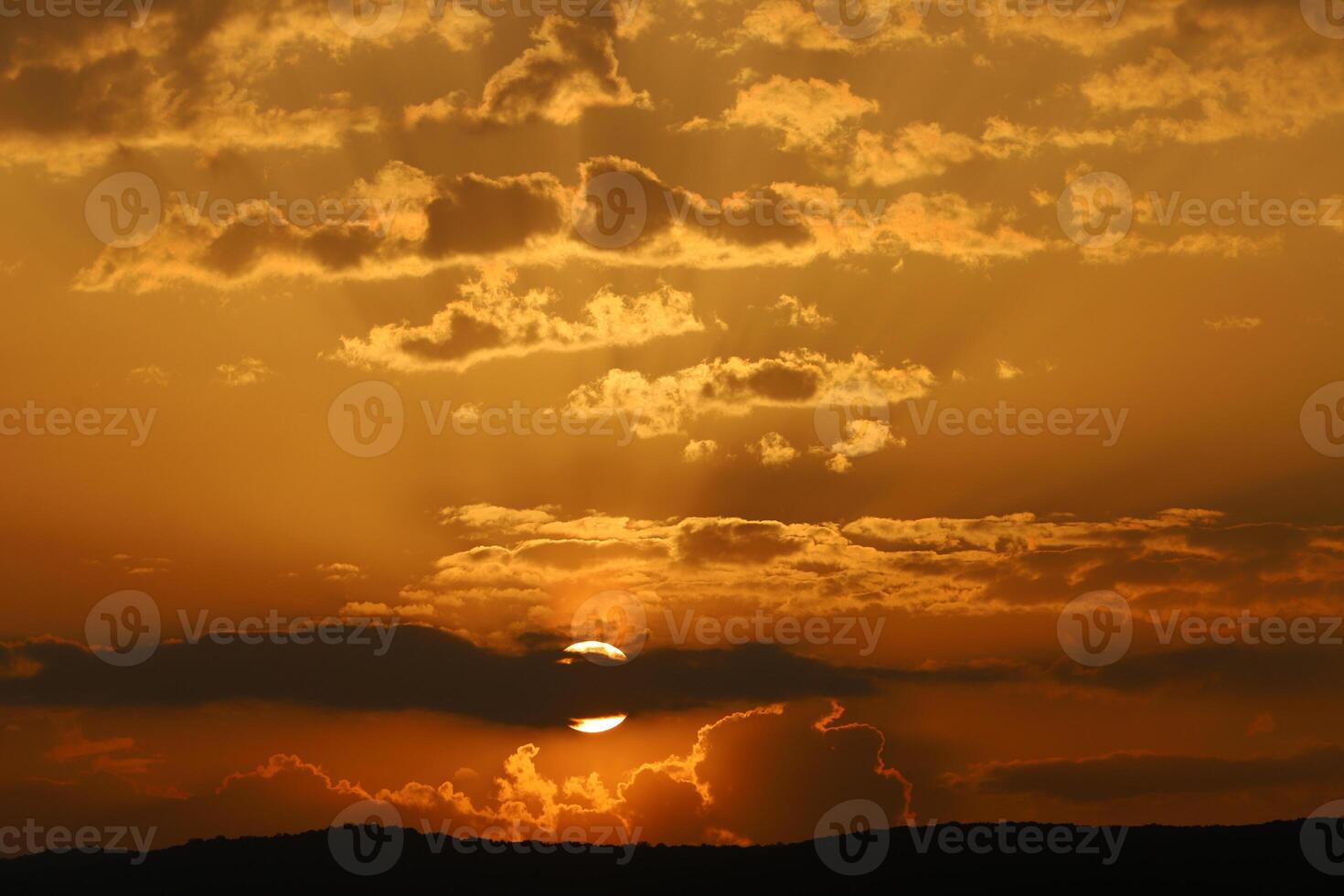 belysning och Färg av de himmel ovan de horisont på solnedgång. foto