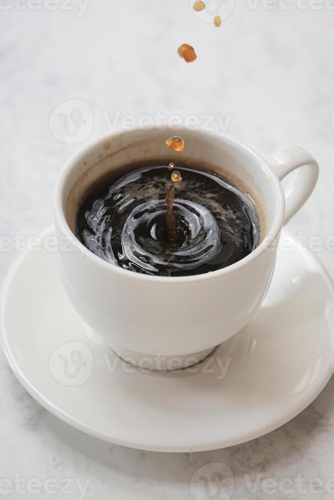 kaffe kopp varelse fylld med flytande foto