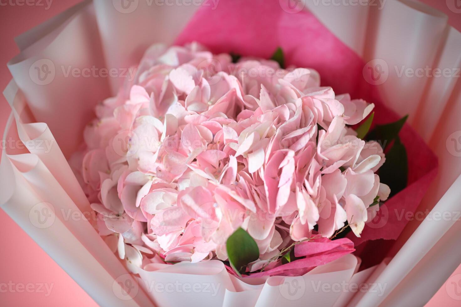 rosa blomma bukett insvept i vit papper foto