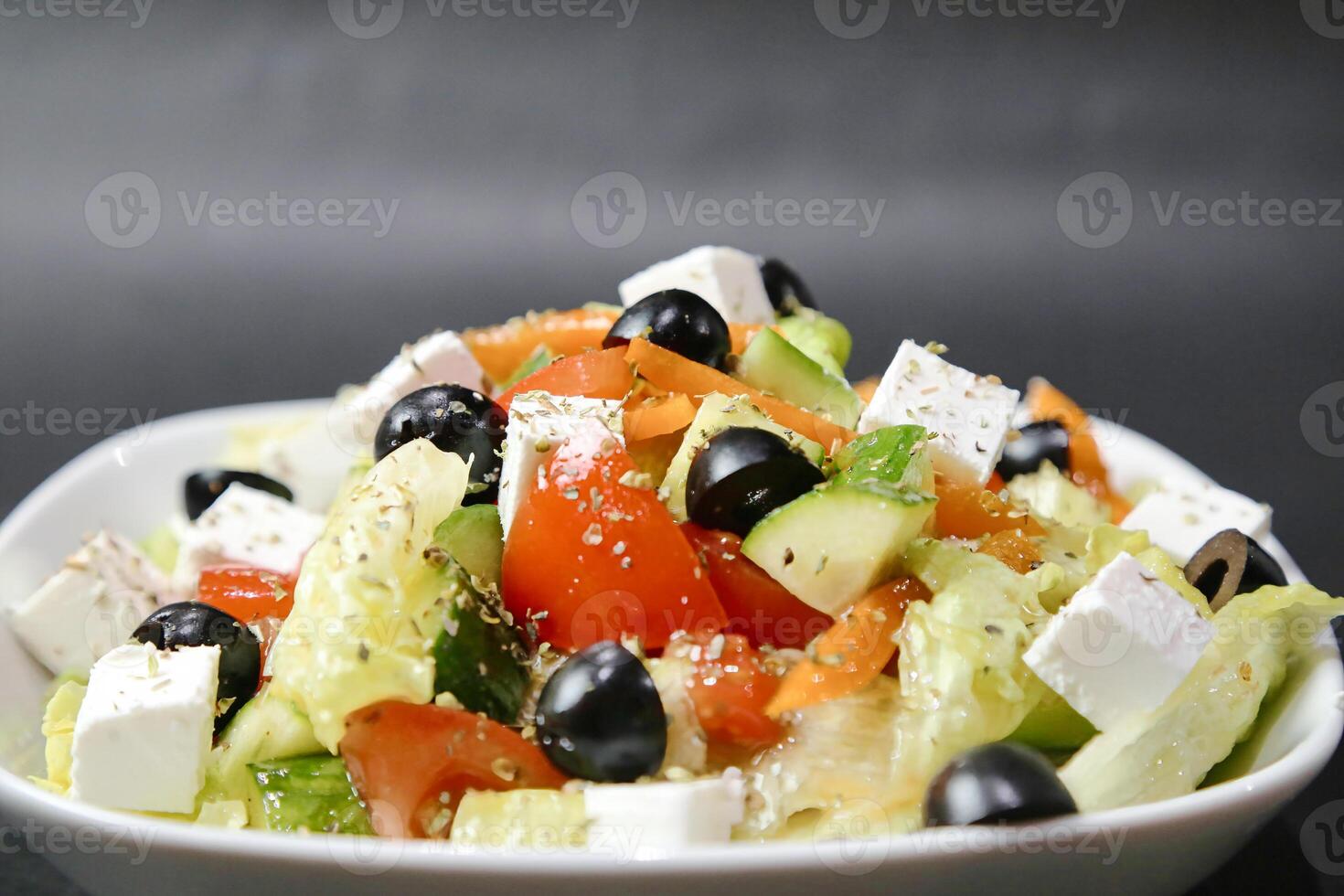färsk sallad med oliver, tomater, gurkor, och fetaost ost foto