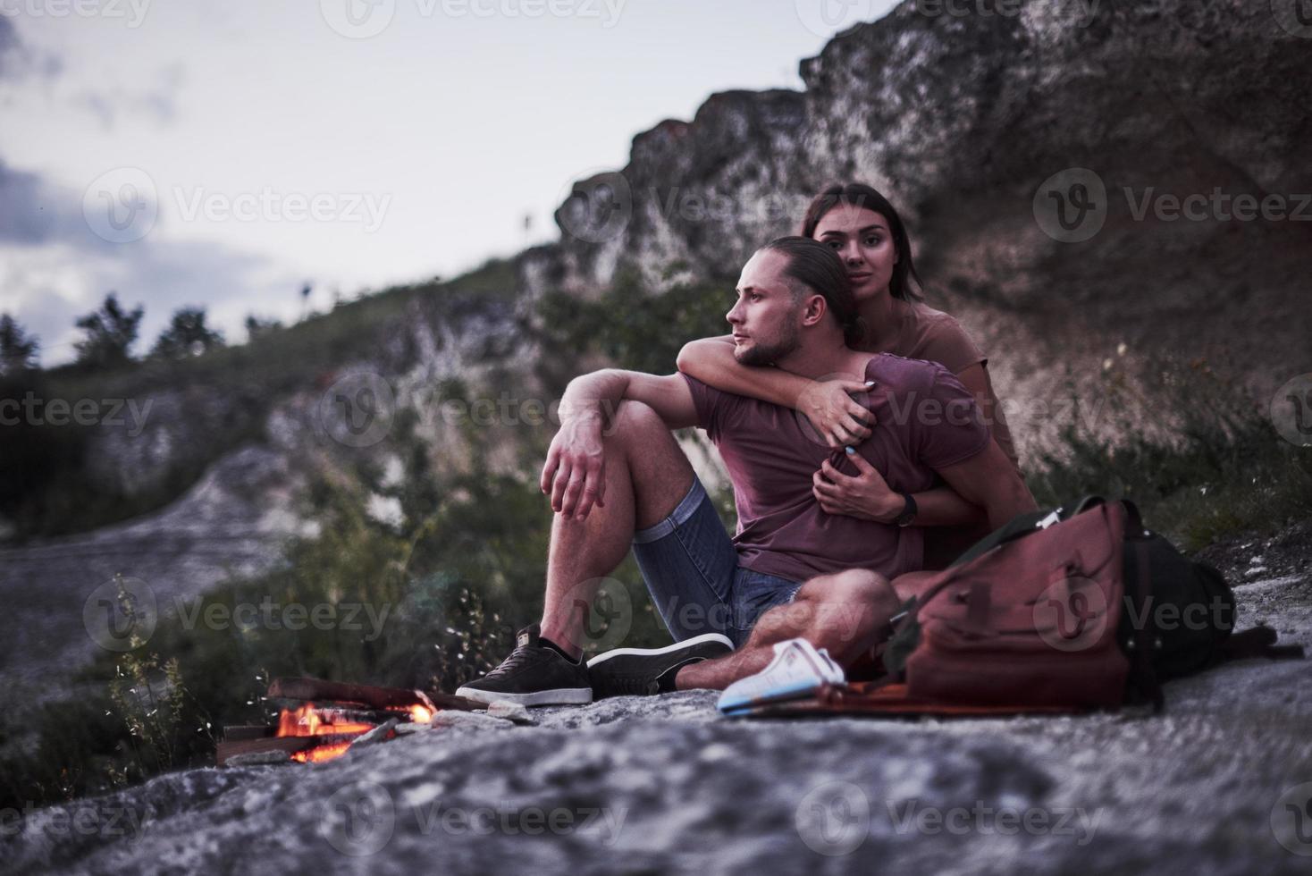 poserar för kameramannen. två älskade människor har camping på kvällen i slutet av sin promenad genom skog och berg foto