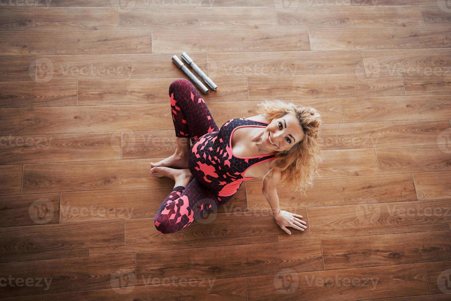 begreppet yoga och fitness graviditet. porträtt av en ung modell av en gravid kvinna som utvecklas inomhus. foto