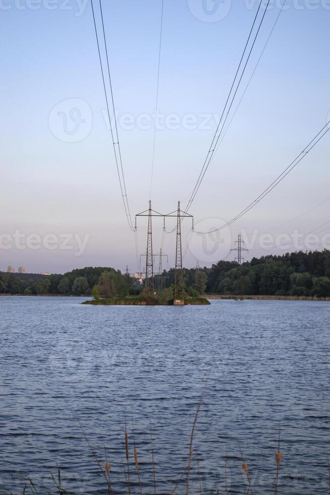 elektricitet pyloner i de landskap. foto