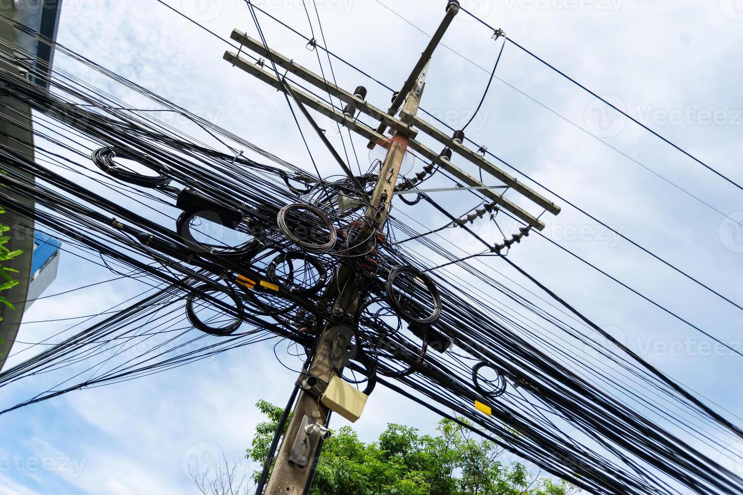 telekommunikation torn med blå himmel och vit moln, teknologi bakgrund foto