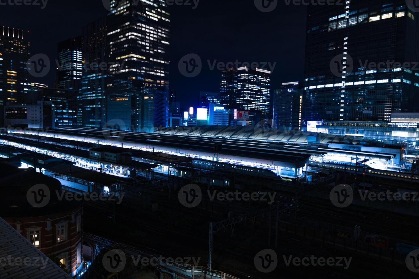 en natt panorama- stadsbild i främre av tokyo station foto