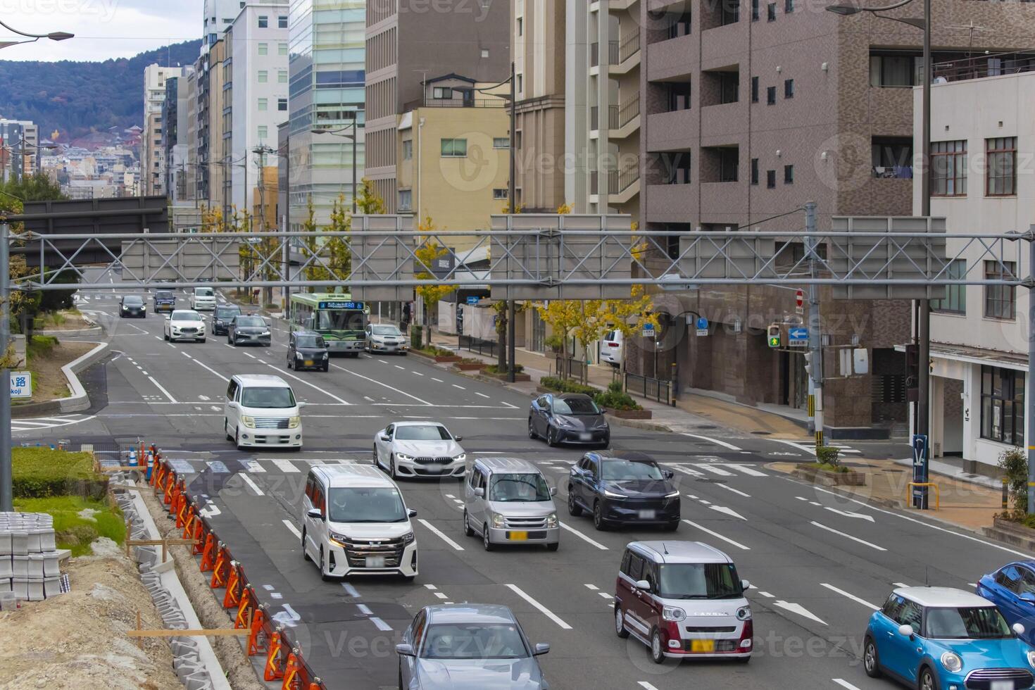 en trafik sylt på de stor aveny i kyoto foto