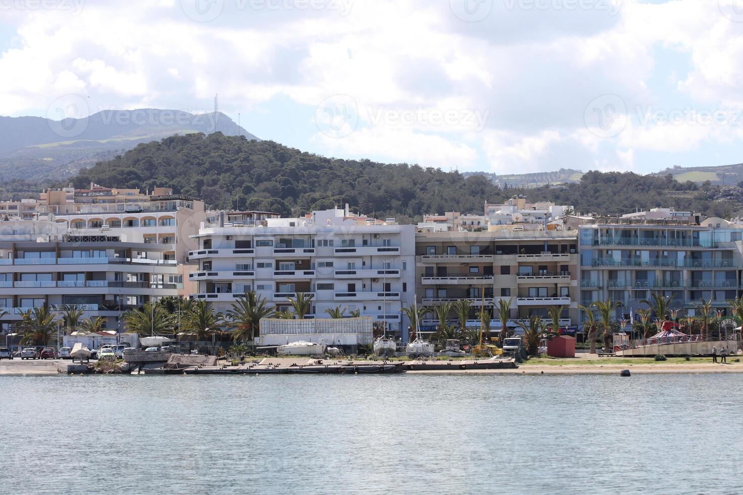 rethimno, Grekland, fredag 15 Mars 2024 crete ö högtider utforska de stad gammal hamn riviera lyx yachter stänga upp sommar bakgrund karneval säsong hög kvalitet stor storlek tryckningar foto