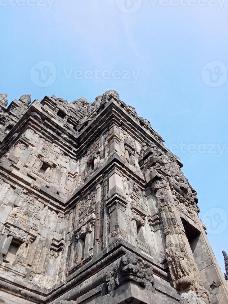 prambanan tempel med ljus blå moln foto