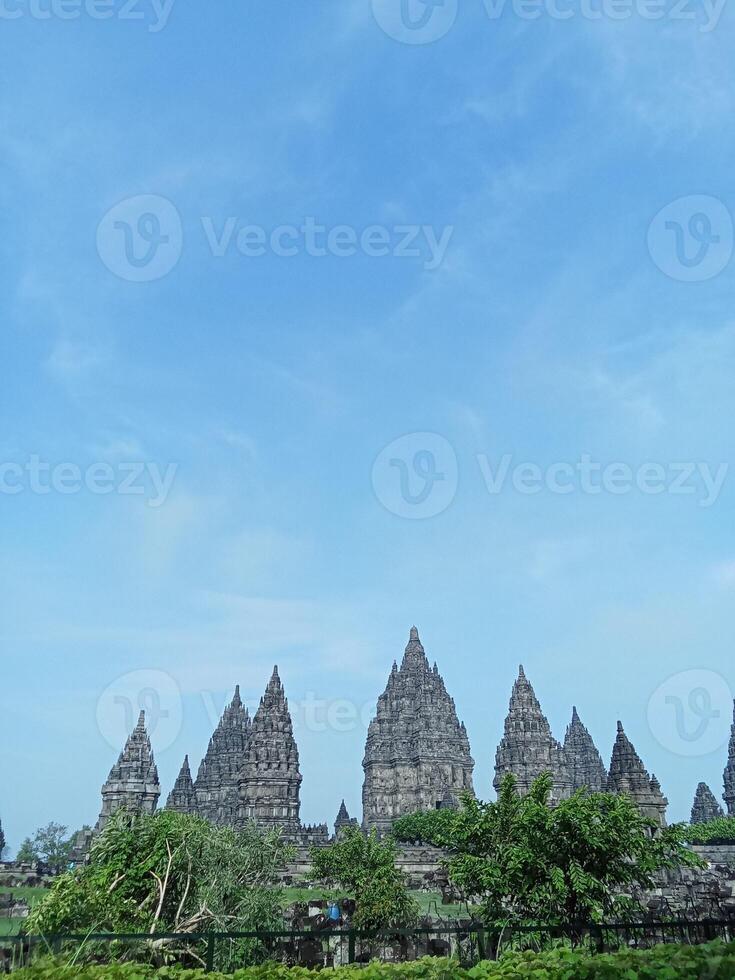 prambanan tempel med ljus blå moln foto