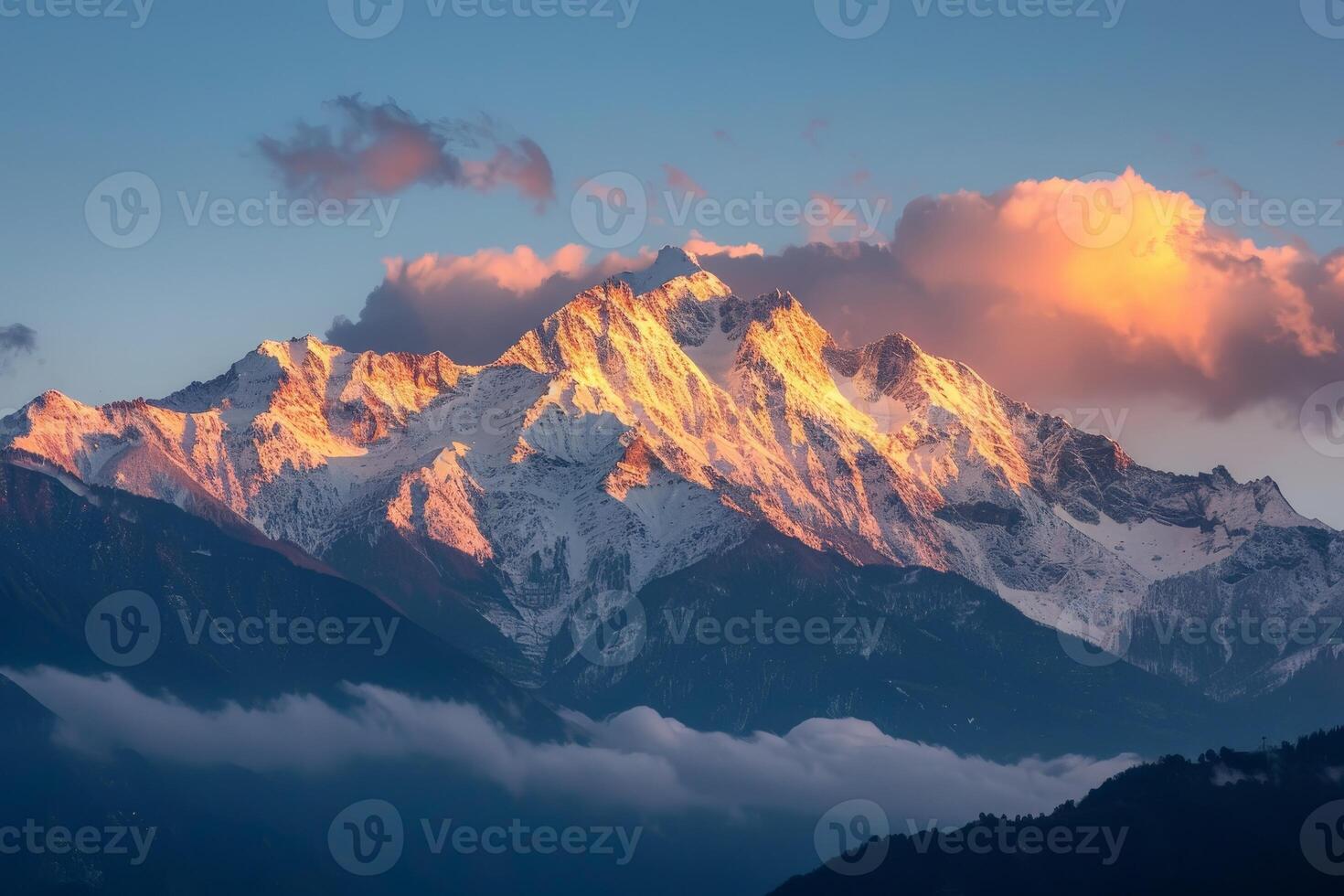 snötäckt berg under molnig himmel foto