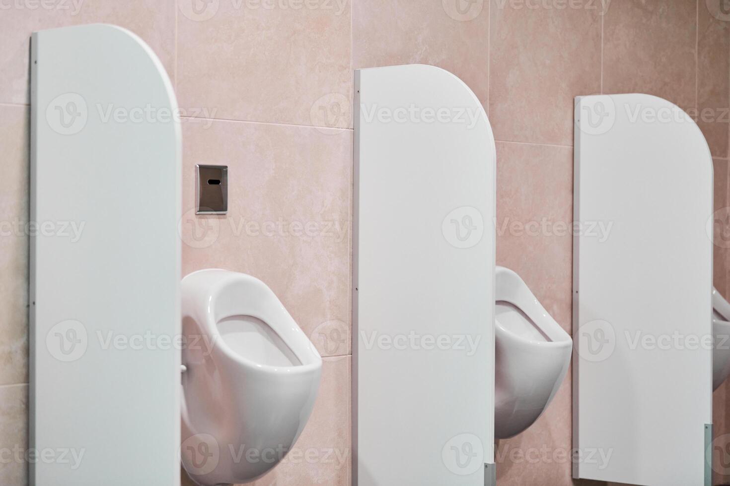 urinoar i offentlig män toalett foto