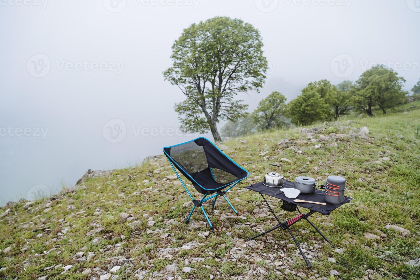 utomhus- picknick område, hopfällbar stol på ben, aluminium sittplats ram, kompakt camping möbel i de berg, camping redskap för camping foto