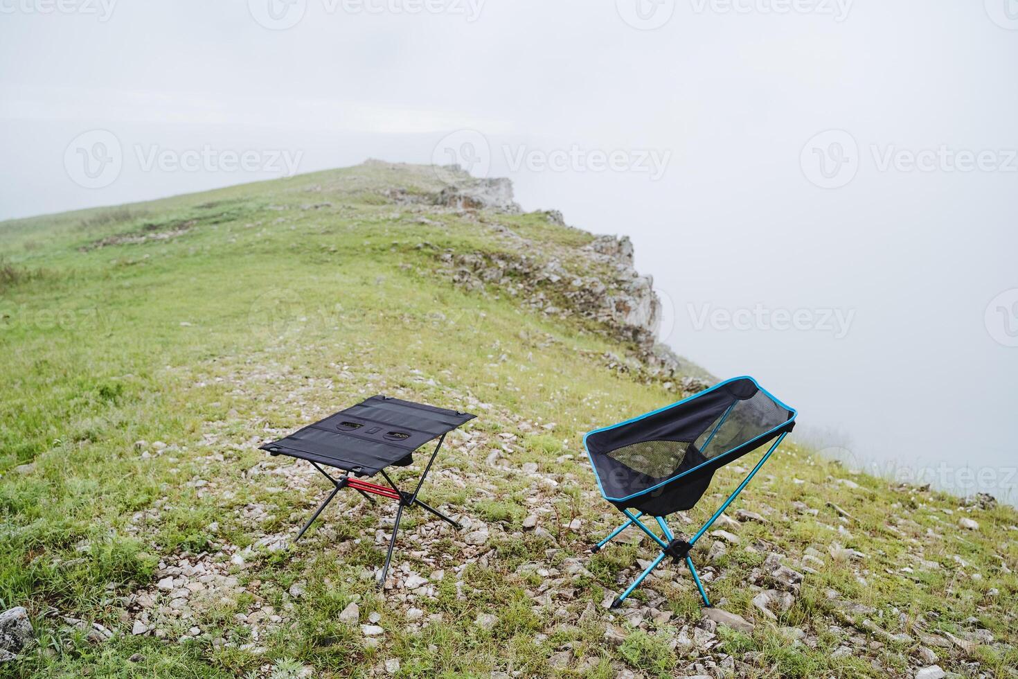 camping möbel, en uppsättning av hopfällbar fritid föremål, en stol för Sammanträde tillverkad av maska, ljus Utrustning för de kök. foto