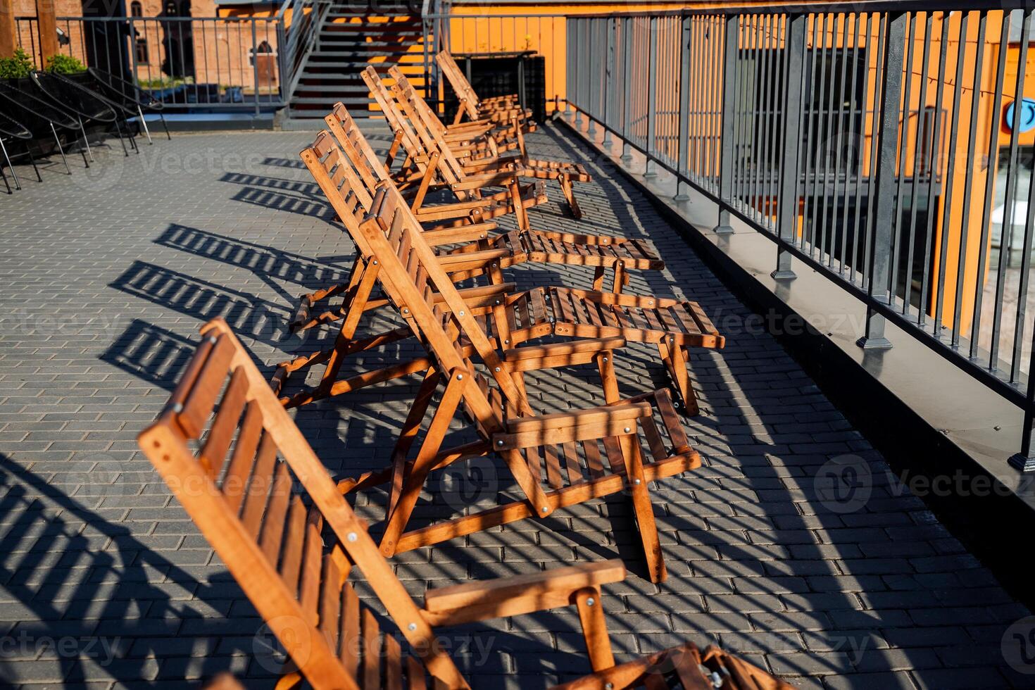 trä- Sol solstolar för avkopplande i de Sol, hopfällbar stolar, en plats för utomhus- fritid, en stad Kafé, en simning slå samman område i de hotell. foto