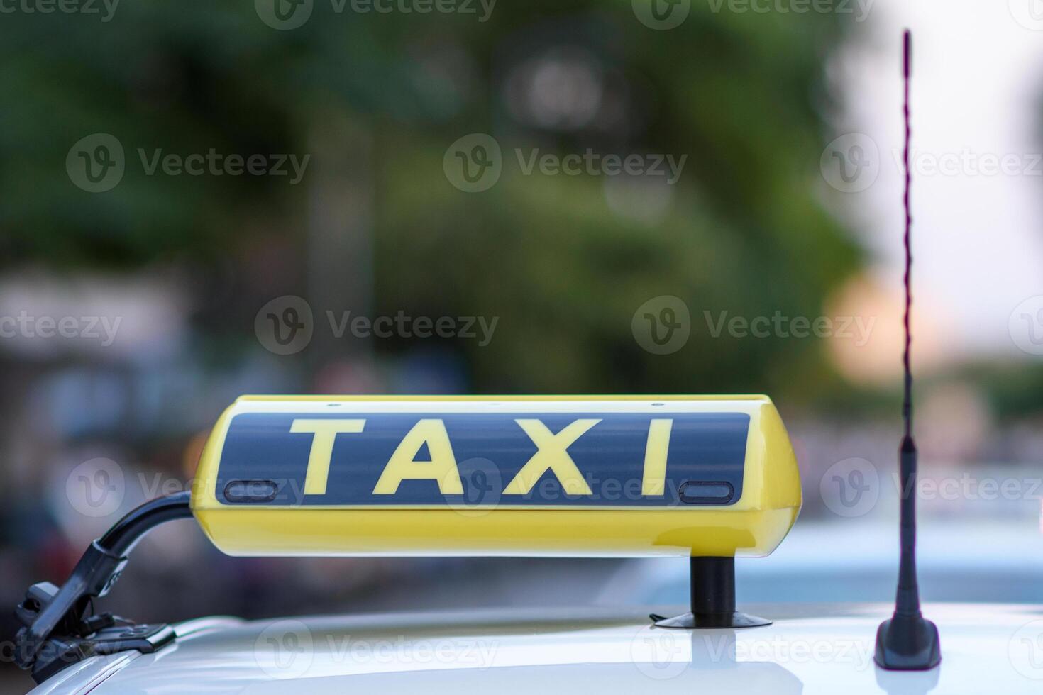 taxi tecken på topp av en grekisk cab, avsiktlig selektiv fokus. copy för din enskild text foto