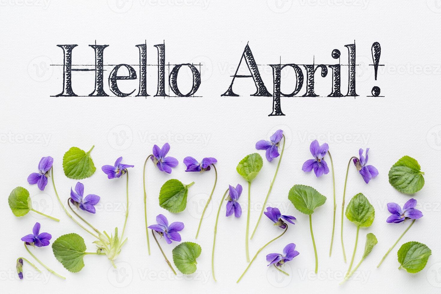 Hej april hälsningar med altfiol blommor foto