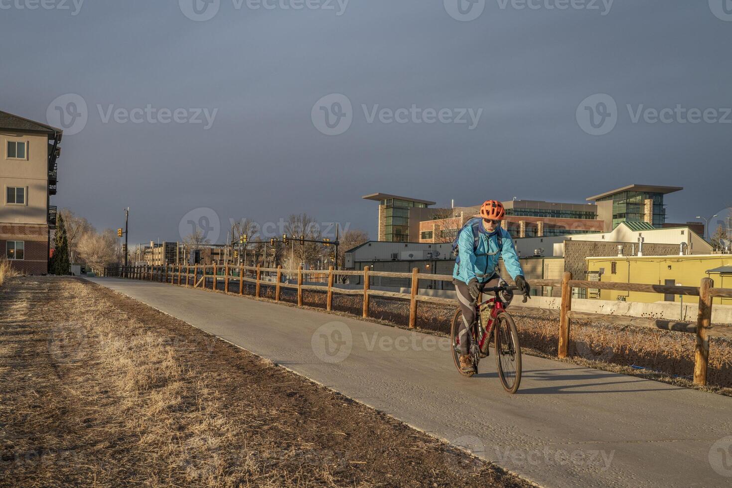 senior manlig cyklist är ridning en grus cykel foto