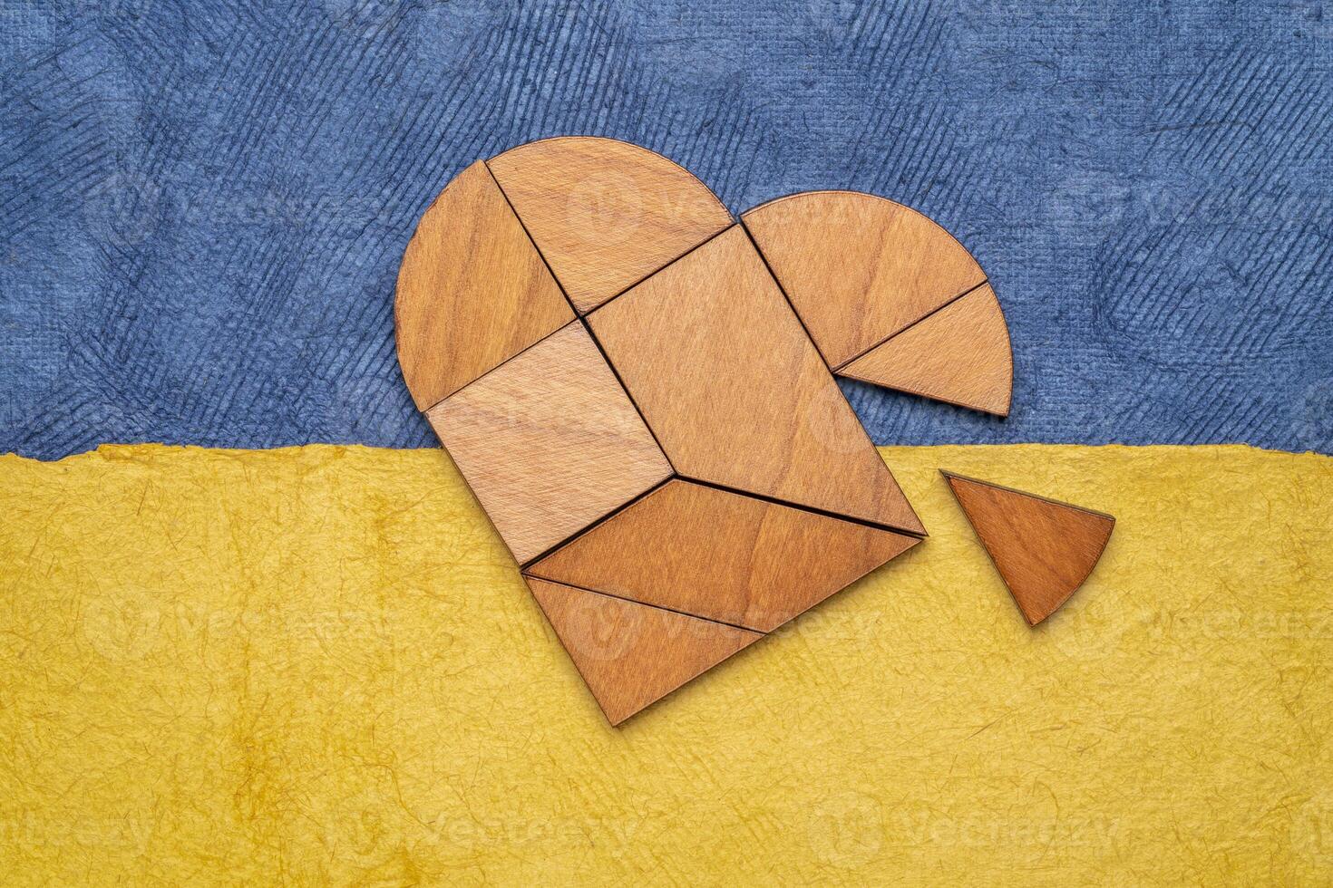hjärta tangram mot papper abstrakt i blå och gul foto