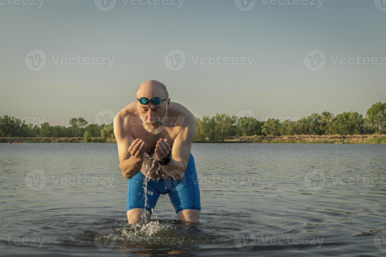 atletisk, övervikt senior manlig simmare foto