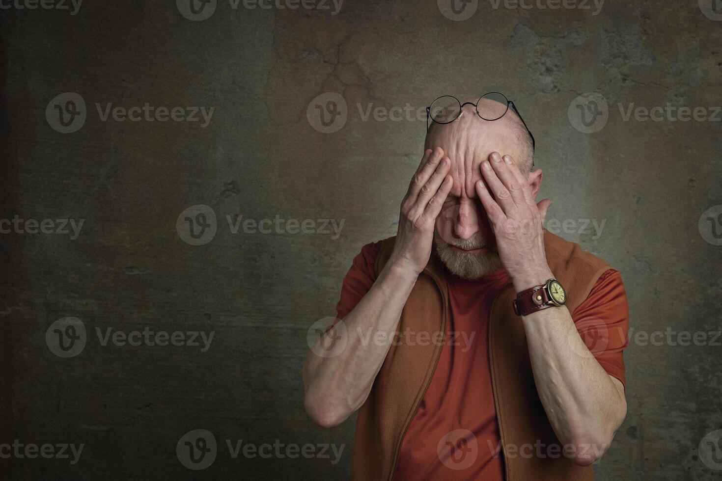 senior skallig man har huvudvärk foto