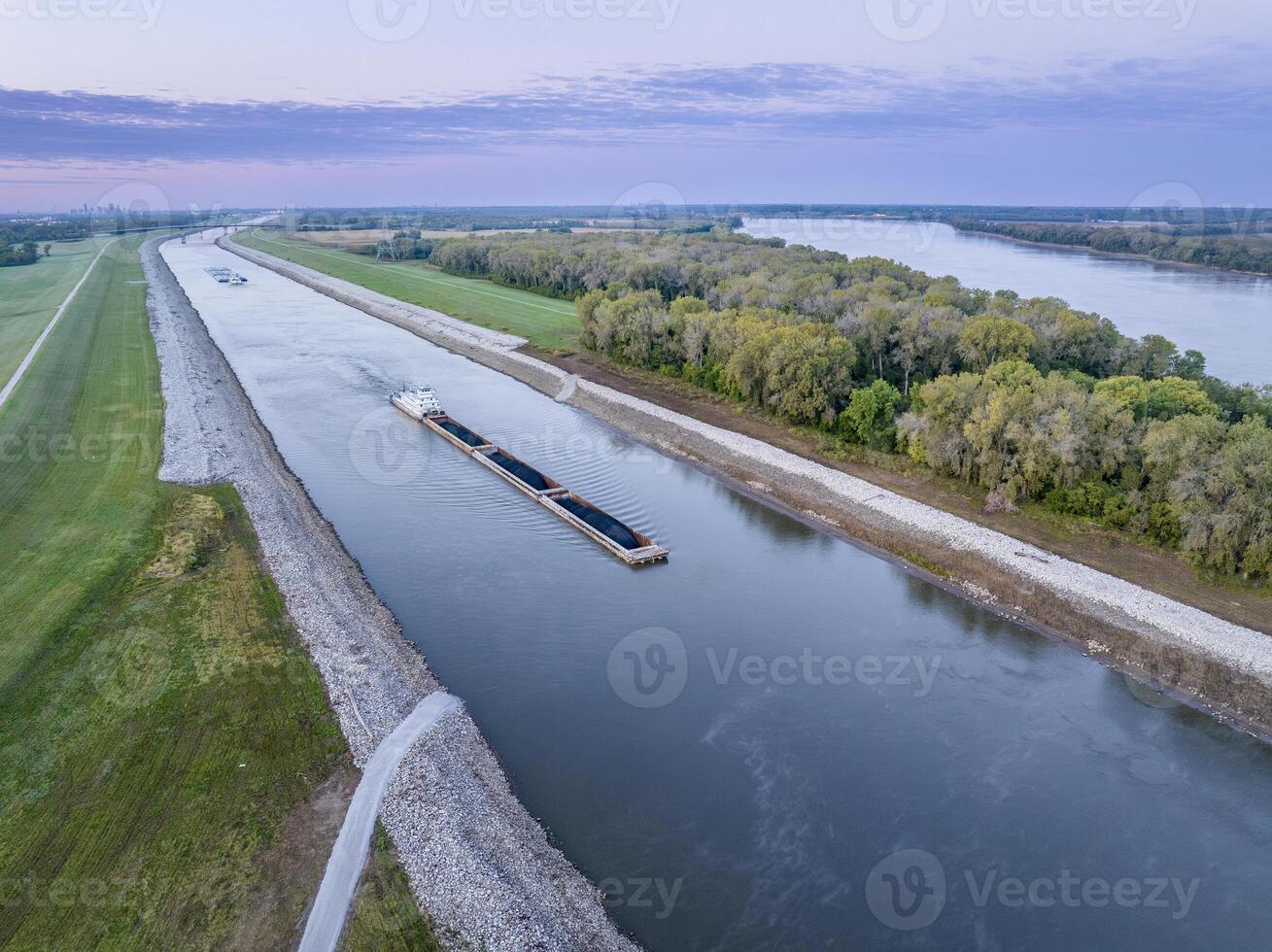 bogserbåtar med pråmar på kedja av sten kanal av mississippi flod ovan st louis, antenn se i oktober landskap foto