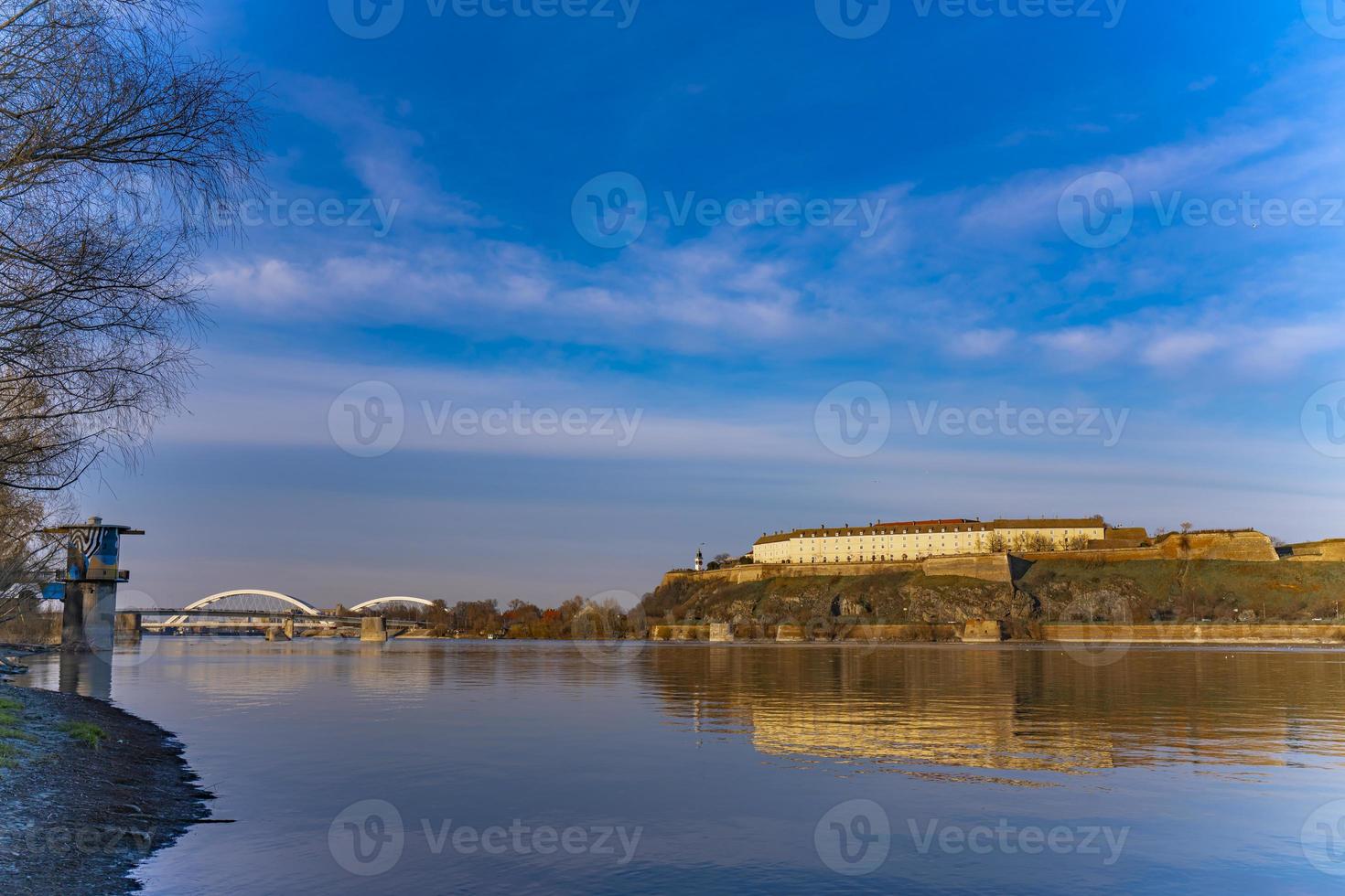 utsikt över Petrovaradin fästning över floden Donau i Novi Sad, Serbien foto