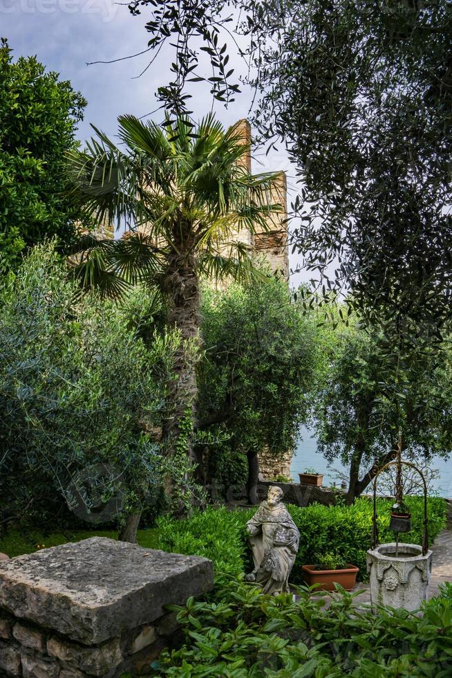 vacker trädgård i Sirmione, liten stad vid stranden av Gardasjön i Lombardiet, Italien foto