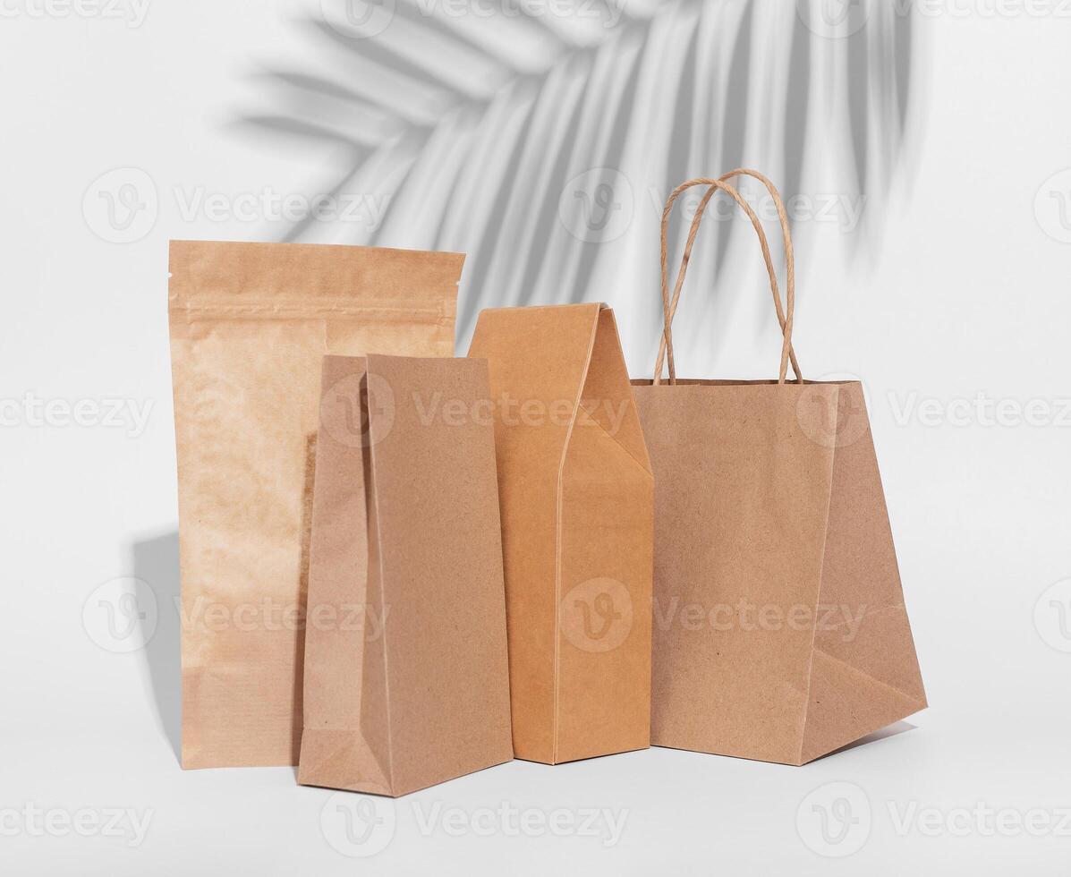 hantverk papper väska, låda. brun beige eco paket, förpackningar för produkt, gåvor foto