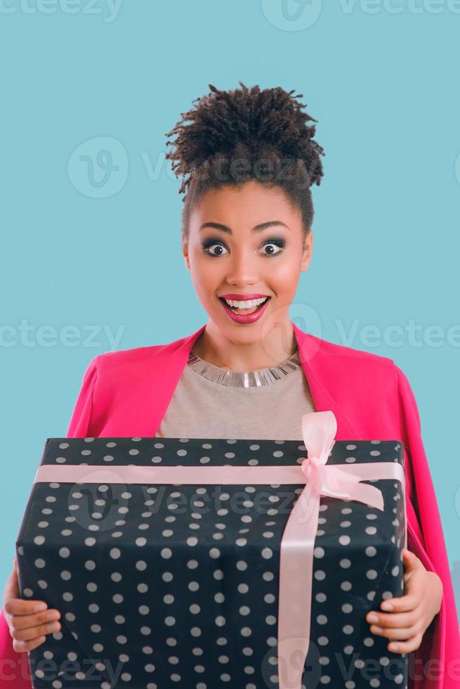 glad och glad afroamerikansk kvinna med nuvarande låda foto