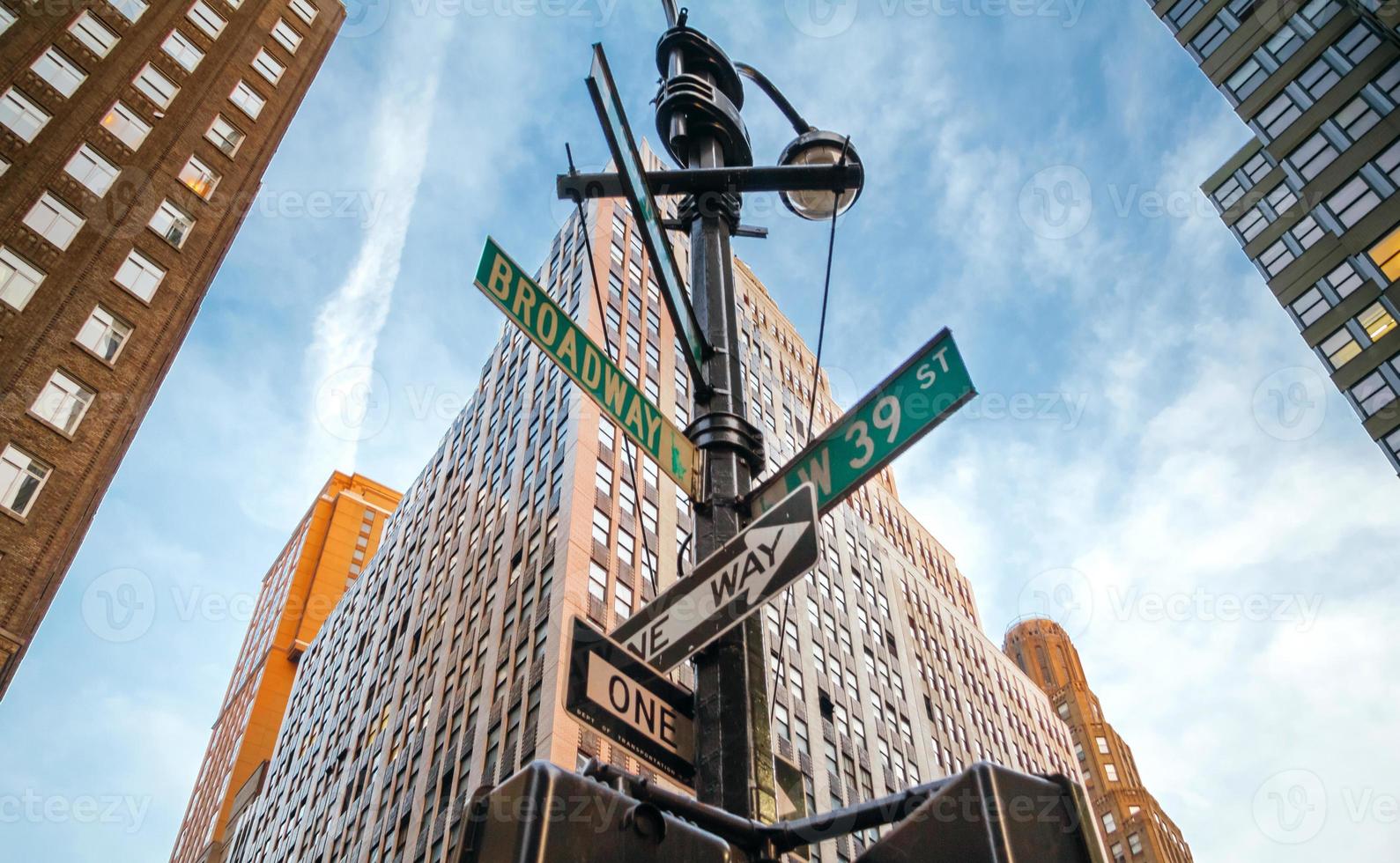 tecken på broadway och west 39st på manhattan foto