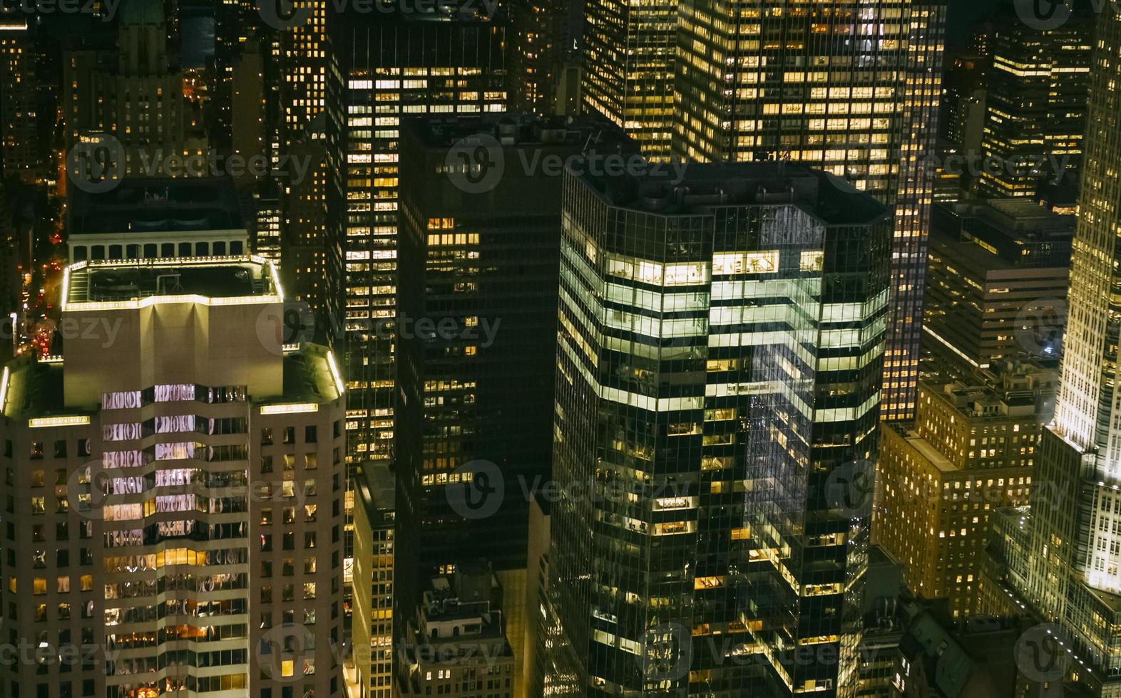 skyskrapor fönster upplysta på natten på manhattan foto