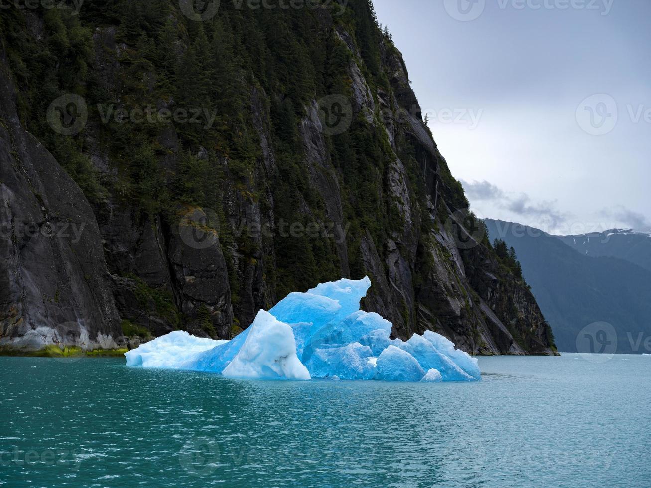 isberg bredvid klippan, endicott arm, alaska foto