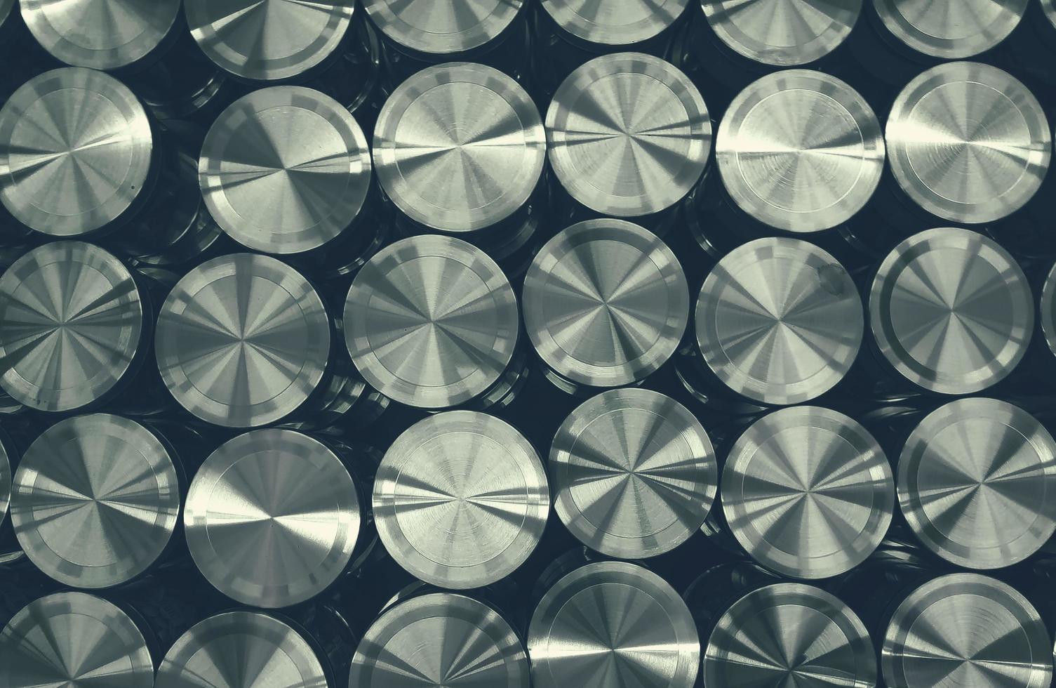 cirkelplatta av borstad metall placerad i ett tätt arrangemang foto