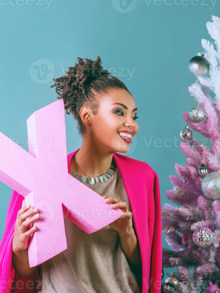 glad och glad afroamerikansk kvinna med nuvarande låda på julgranbakgrunden. jul, nytt år, lycka, semester koncept foto